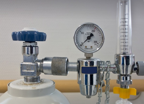 산소통과 산소압력 조정기의 모습
