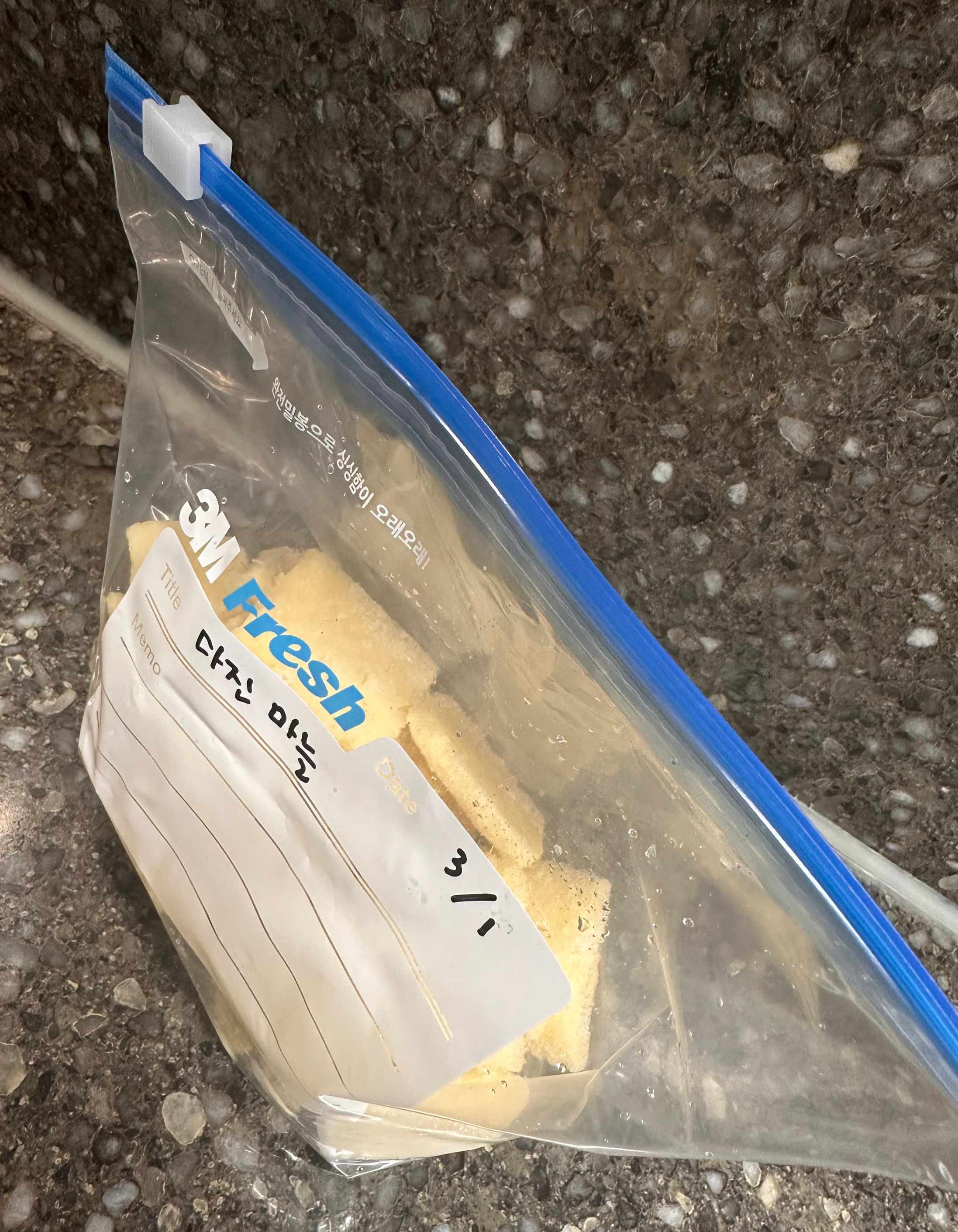 냉동보관하며 사용하는 다진 마늘 사진