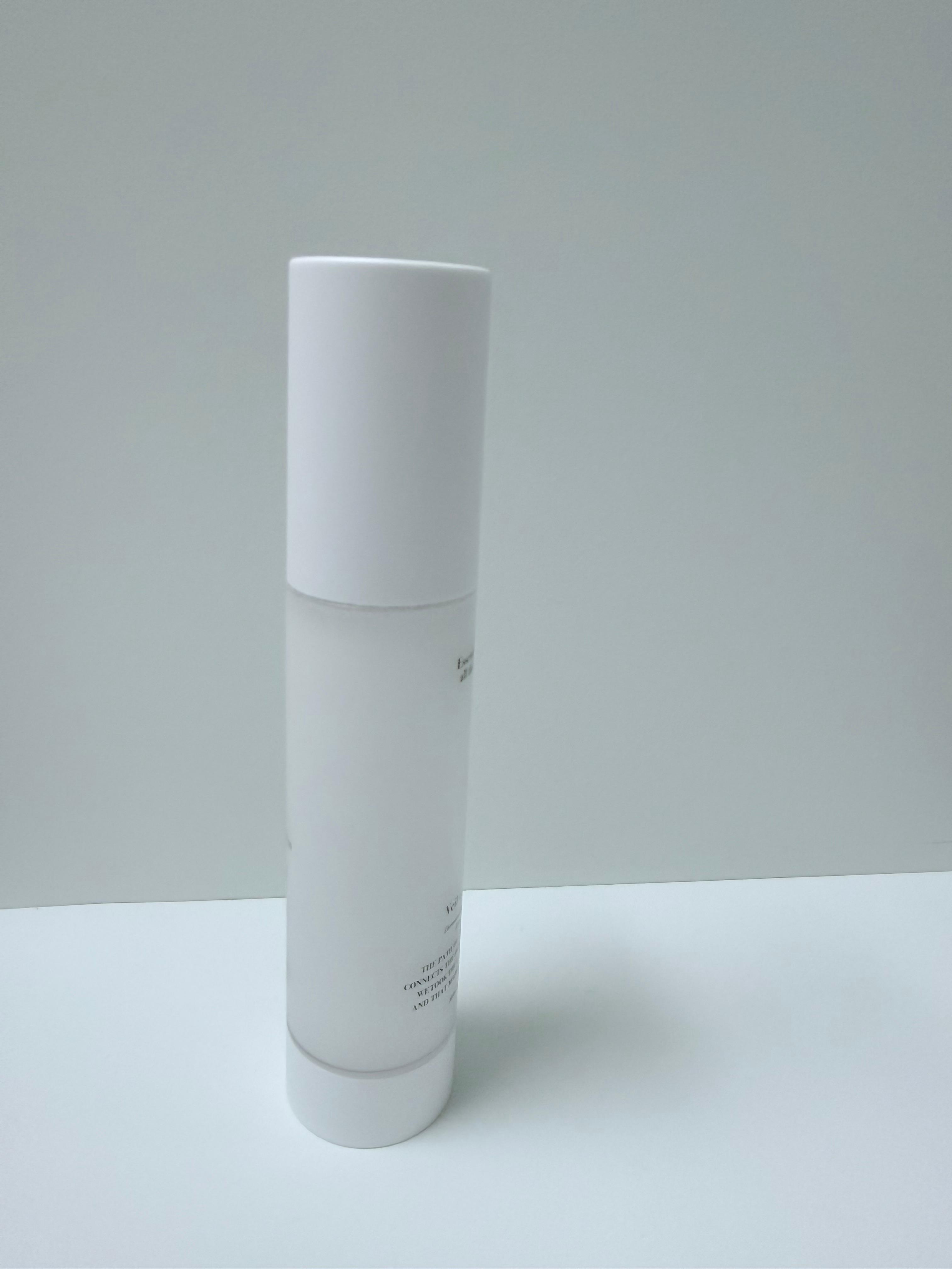 난방 환경에서 피부 건조 완화를 위해 사용하는 크림 미스트 섞은 후