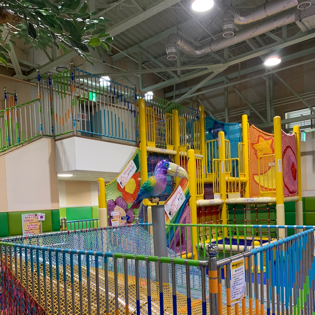 춘천꿈자람어린이공원 실내공원 2층 네트오르기