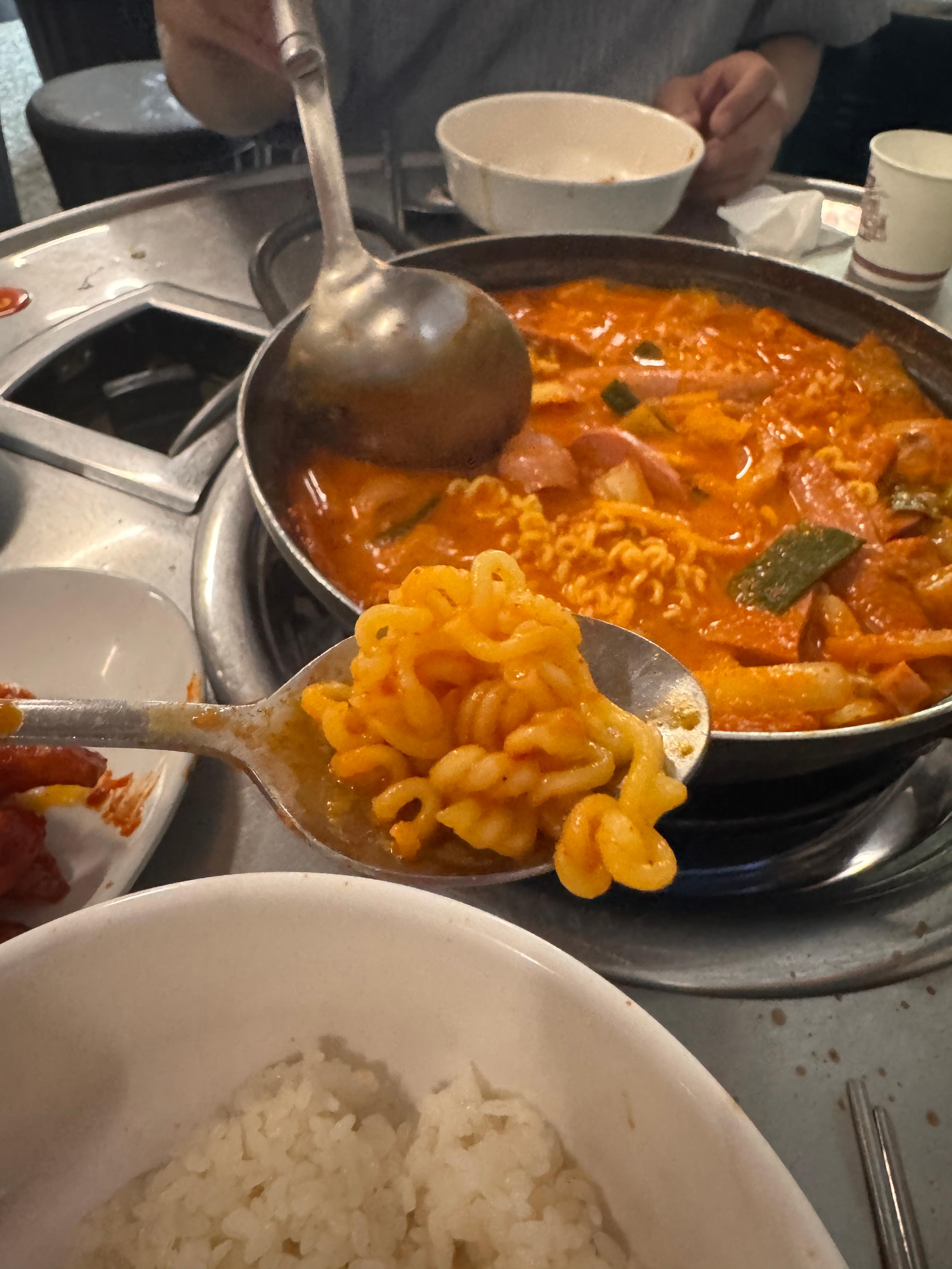 경아식당 햄폭탄부대찌개 라면사리와 밥
