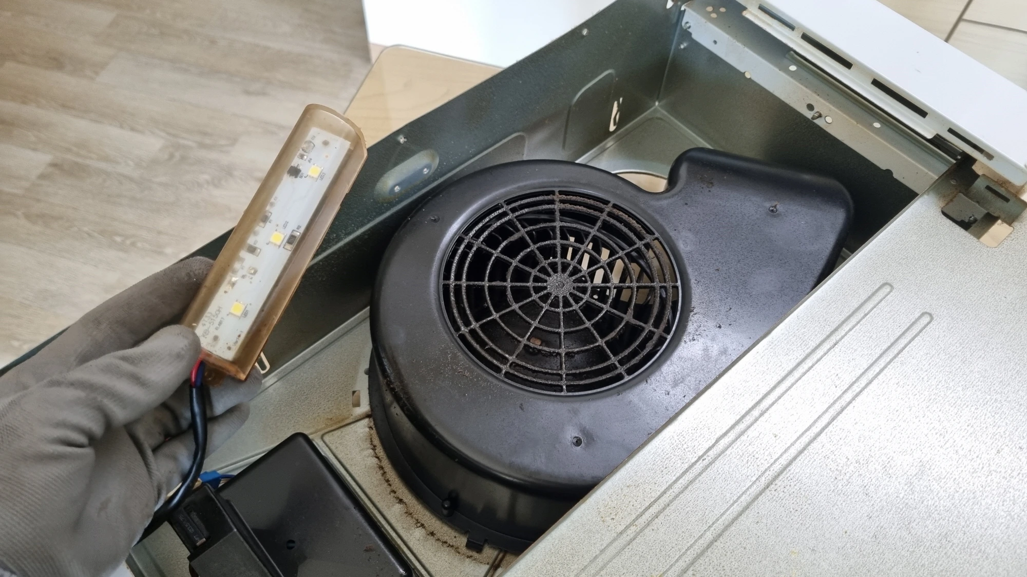 후드조명 뗀 모습