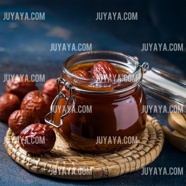 고급스러운 유리 병에 담긴 대추 엑기스. 겨울철 건강을 위한 천연 보조 식품.