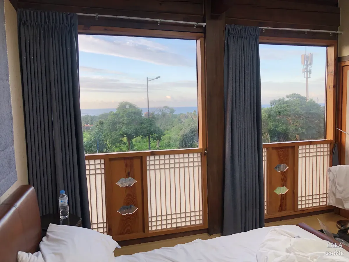 제주도-남쪽-숙소-한옥호텔-한라궁-침실의-창문