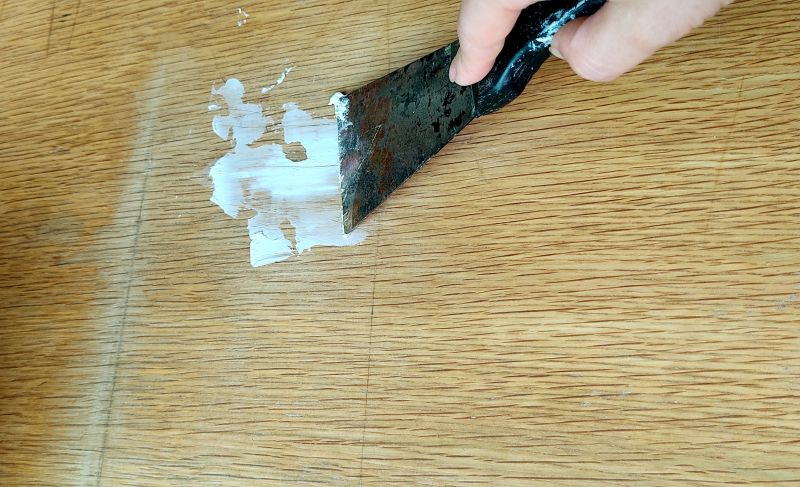 테이블위를 핸디코트로 도톰하게 올리는 작업