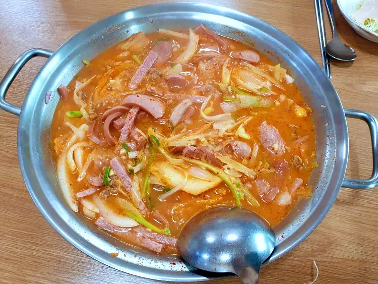 김영철의 동네 한 바퀴 김치 대신 양배추를 가득 넣는 60년 노포 부대찌개 의정부 흥선동 맛집 소개
