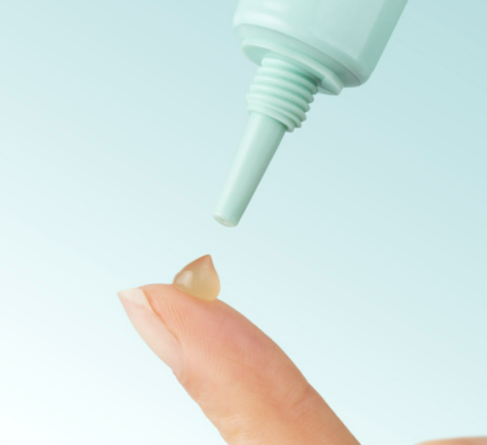 화장품을 손가락에 짠 모습