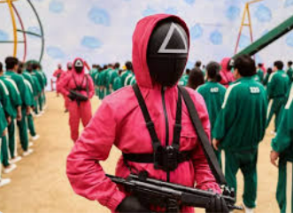 극중 오징어 게임 진행요원 실사 이미지 1 ( 출처 : 나무위키 )