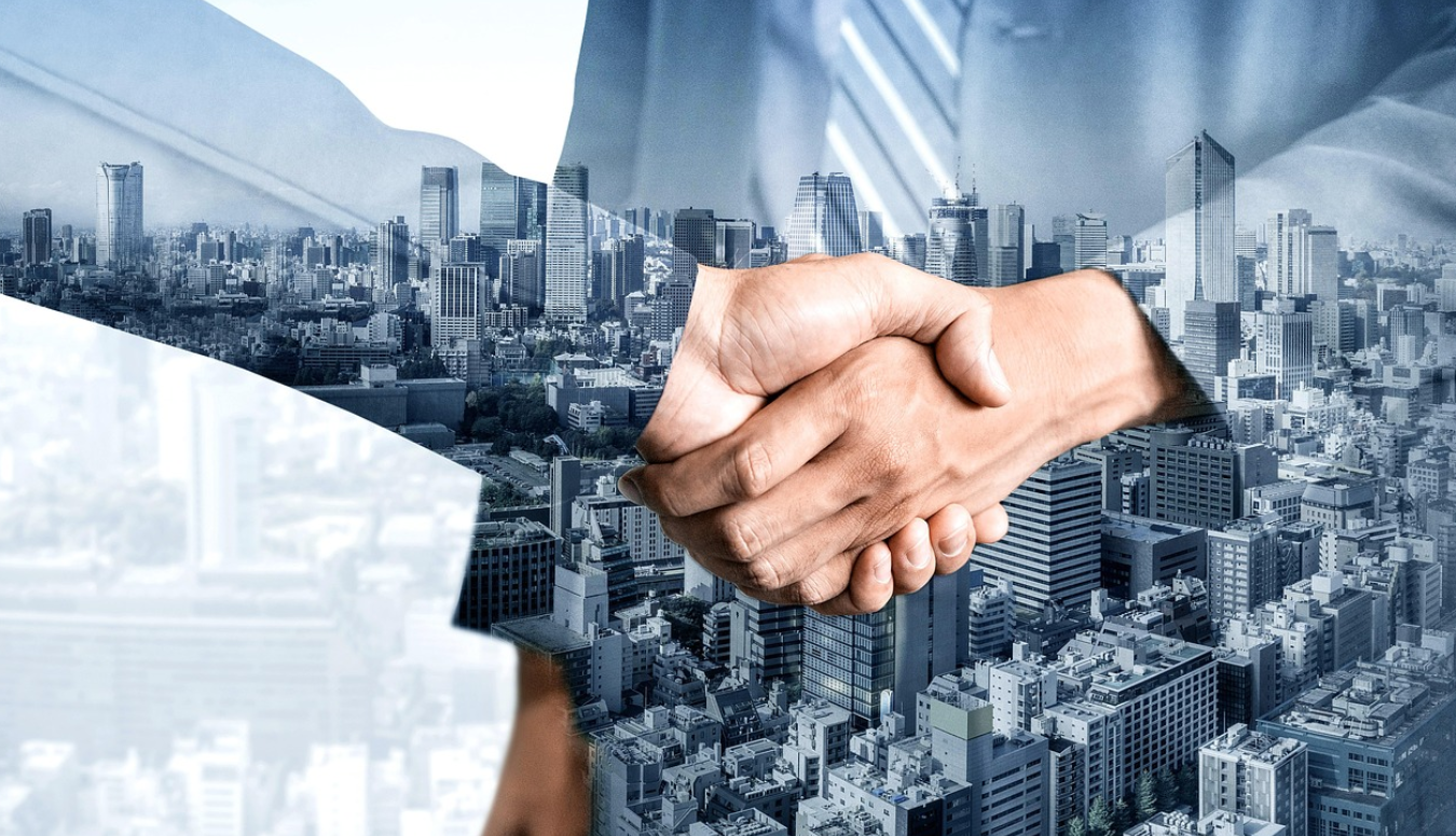 건물을 배경으로 한 악수
