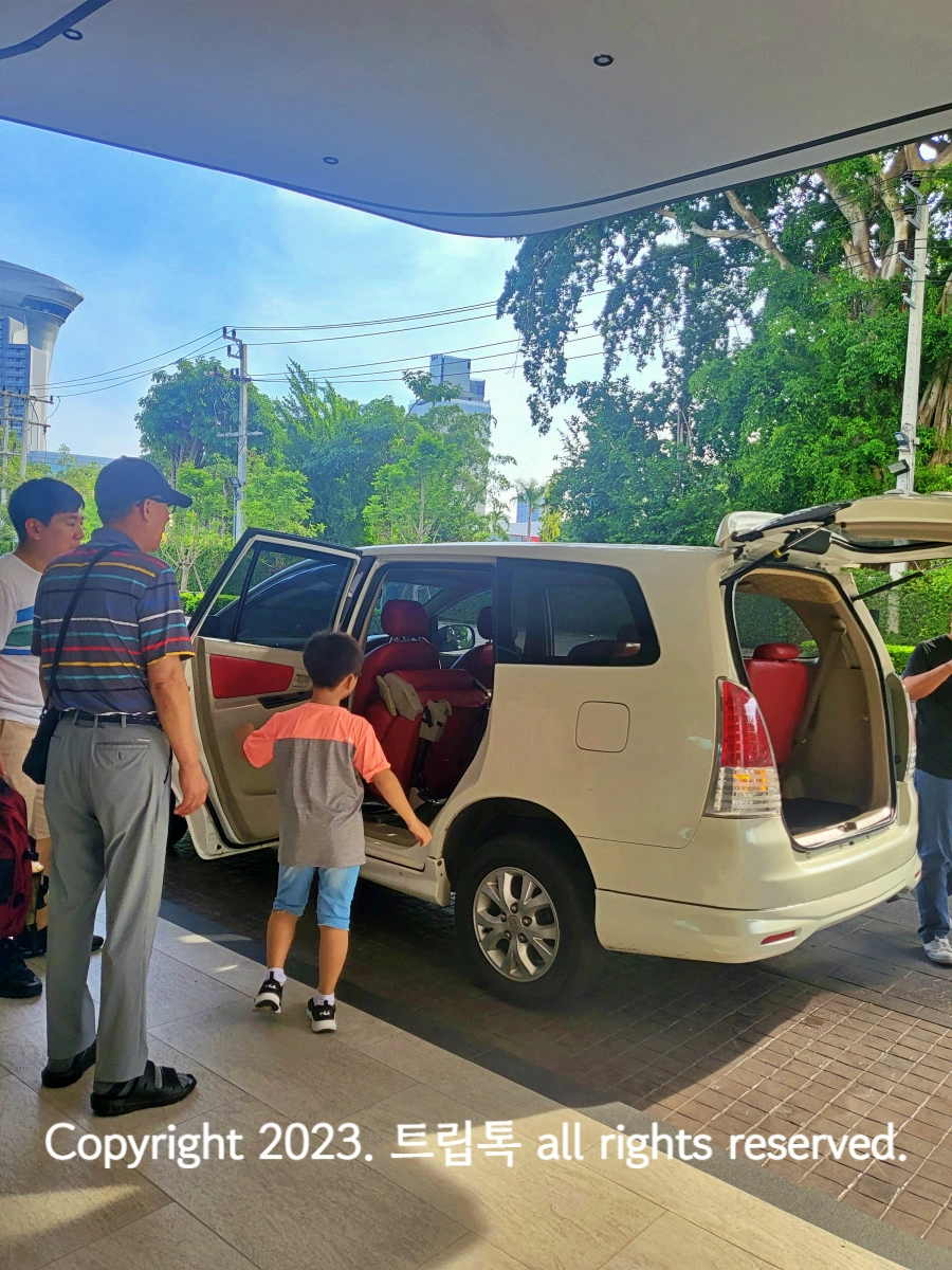 하얀 자동차의 차문와 트렁크가 열려서 빨간 좌석이 보인다.