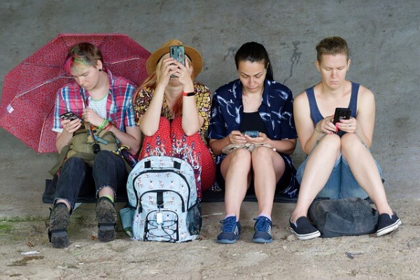 스마트폰이 만든 고독한 군중: 연결의 시대, 왜 우리는 더 외로운가