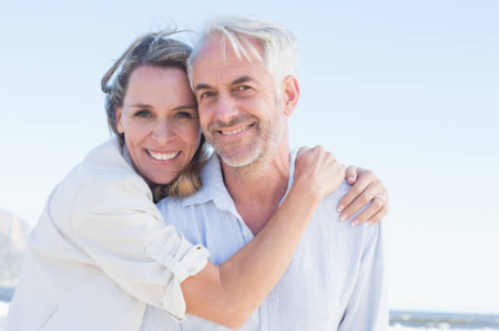 50대 남성과 여성의 미소짓는 모습의 사진