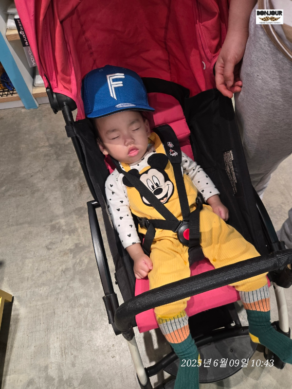 니혼햄파이터즈 모자를 쓰고 있는 10개월 아기