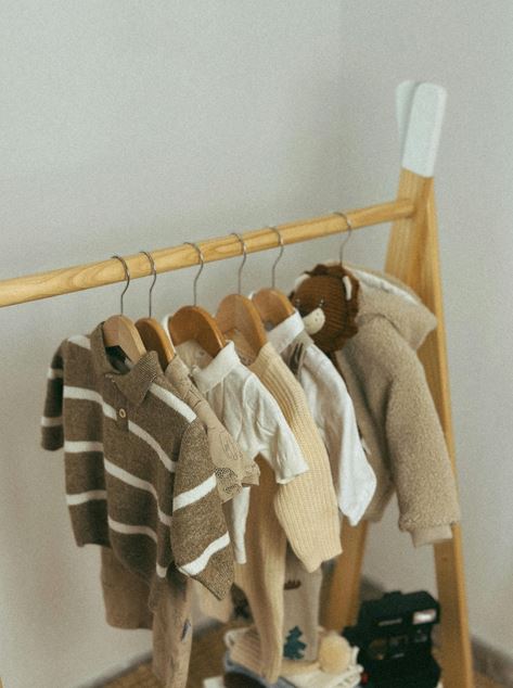여러 벌 걸려있는 아기 옷