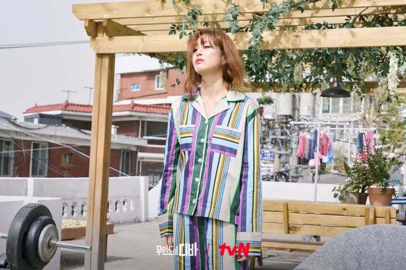 옥상에서 잠옷을 입고 노랑 웨이브 머리를 하고 있는 무인도의 디바 출연 배우 김효진