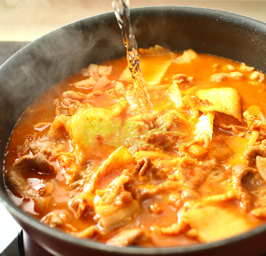 김치찌개 조리를 위해 물을 붓는 과정, Pouring water into the concentrated Kimchi stew base