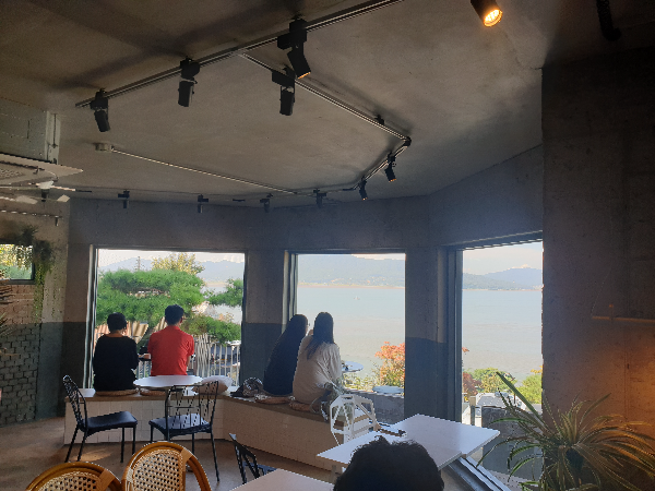 강화도 카페 트라몬토: 바다뷰 + 족욕 = 힐링 공식 완성_1층 내부