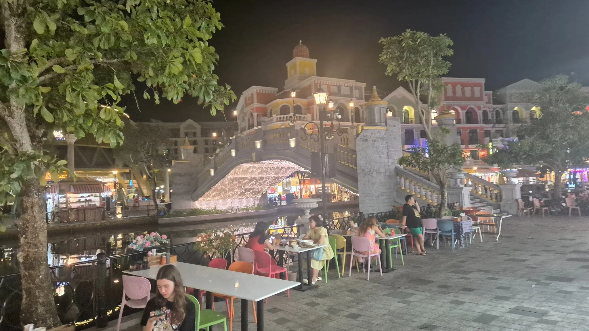 운하 옆 야외 식당 거리