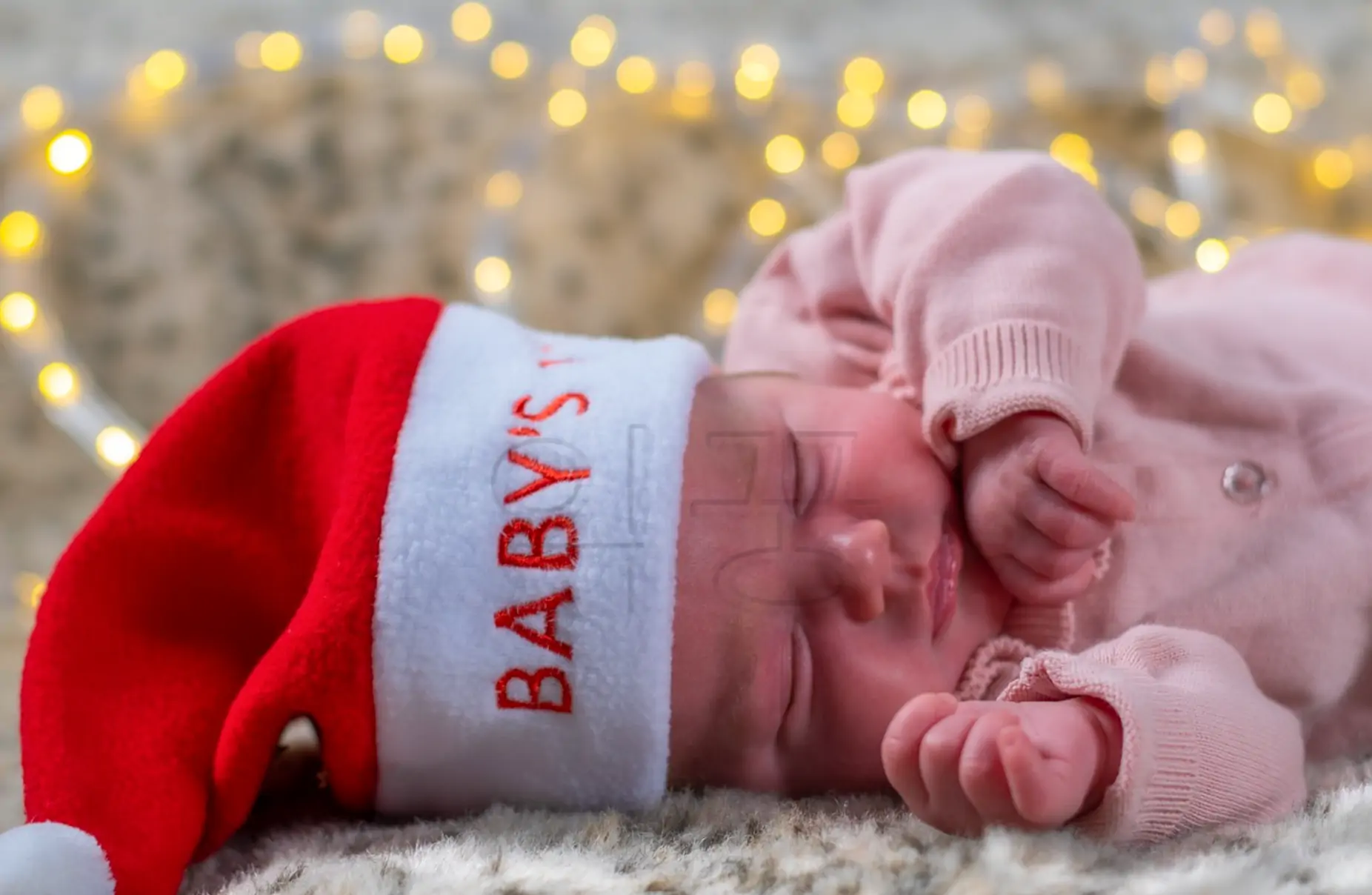 신생아 딸꾹질 멈추는 방법 중 하나인 모자씌우기 사진