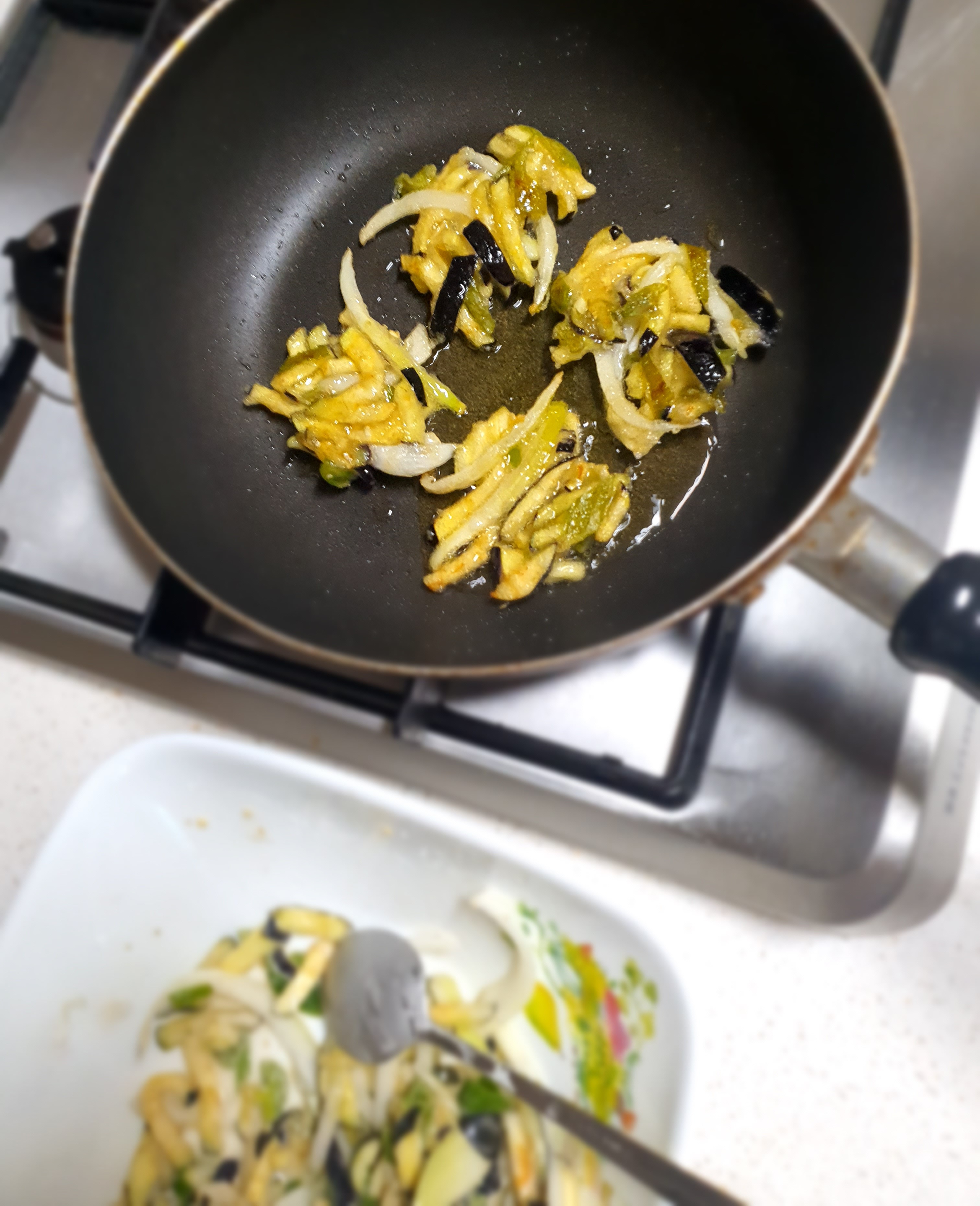 기름을-두르고-잘-부칩니다.