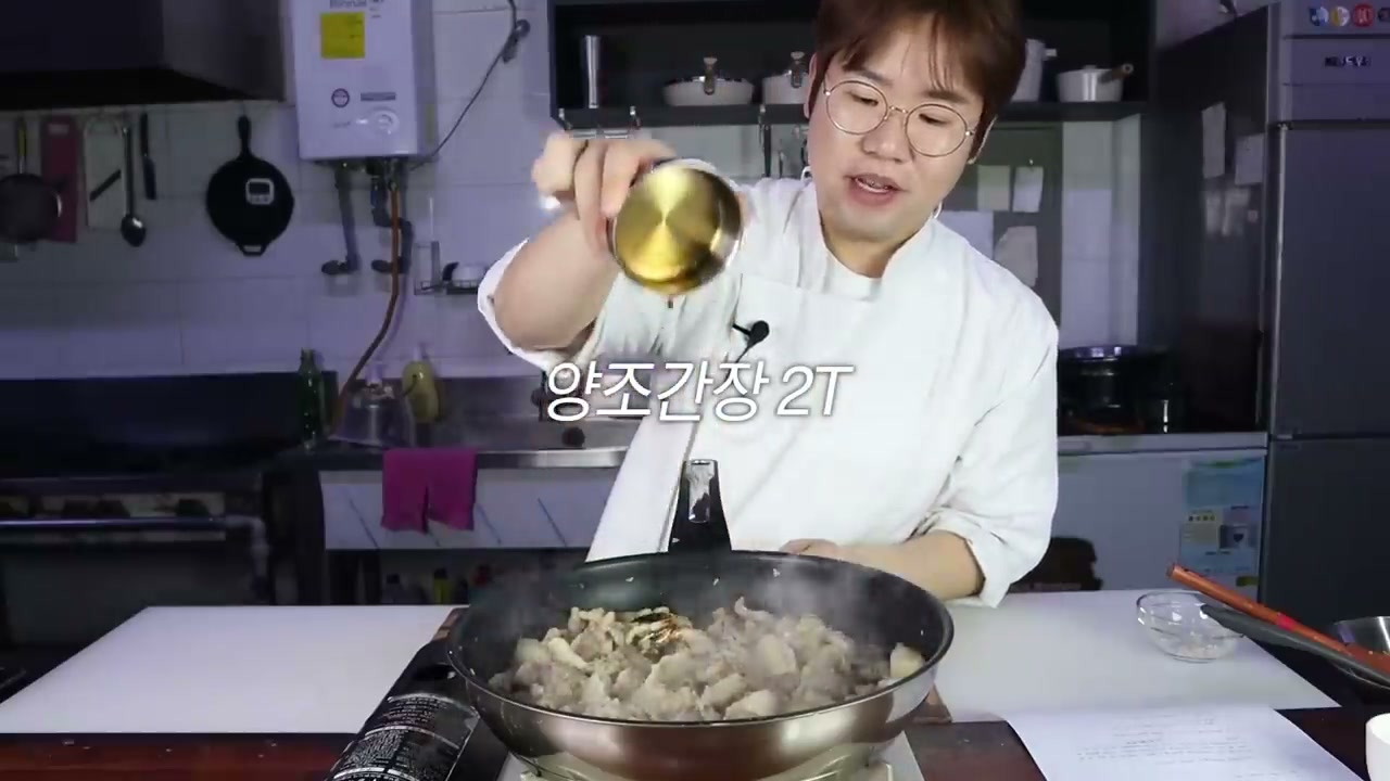 고기에 양조간장 2큰술을 넣는 모습