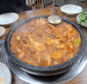 불판에 올려놓은 돈육주물럭이 보글보글 끓기 시작했습니다