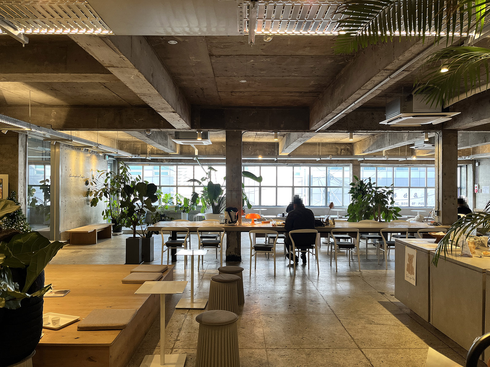 부산 남포동 카페 신창동커피 내부.