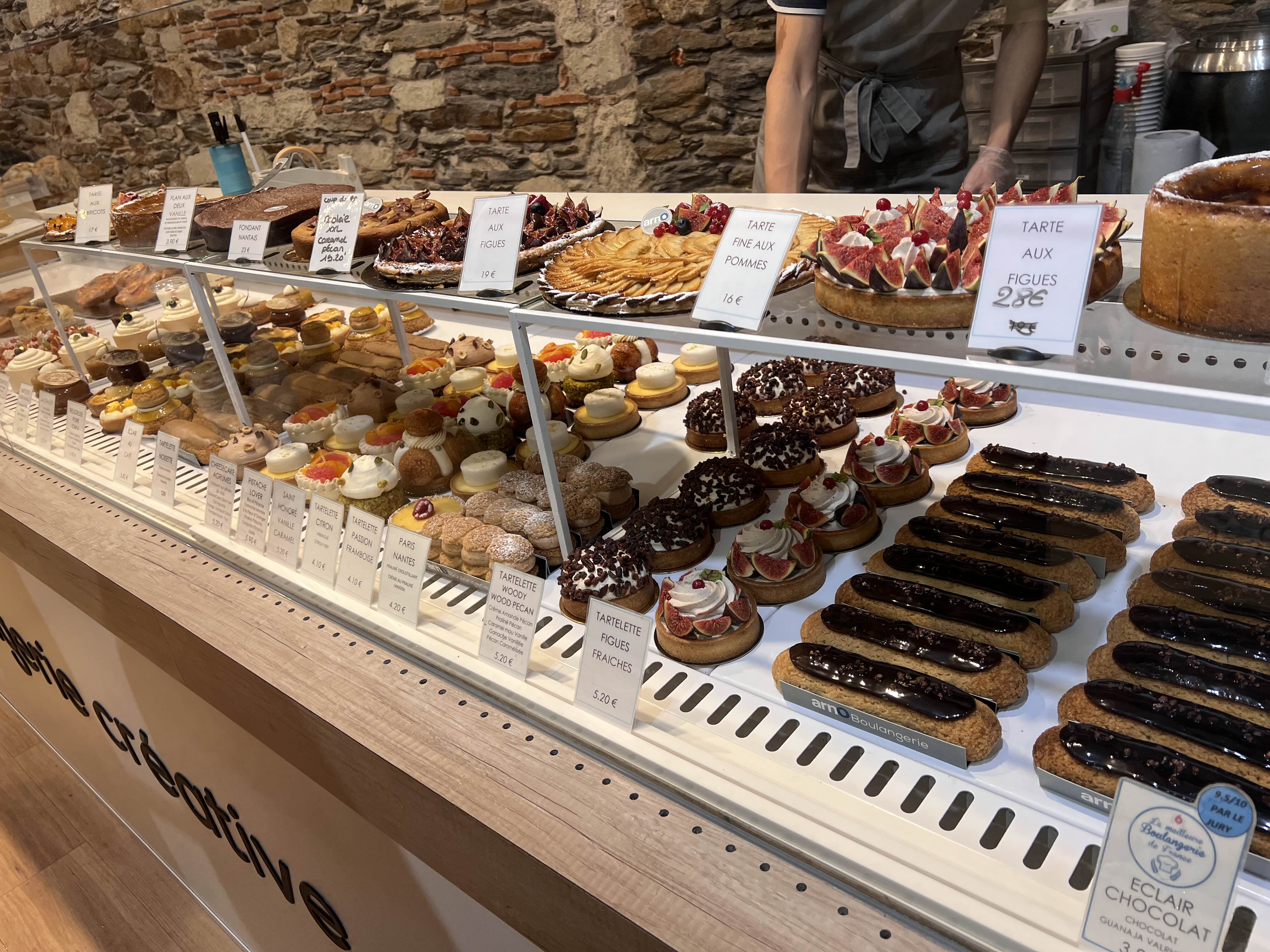 에끌레어와 다양한 종류의 타르트와 파이