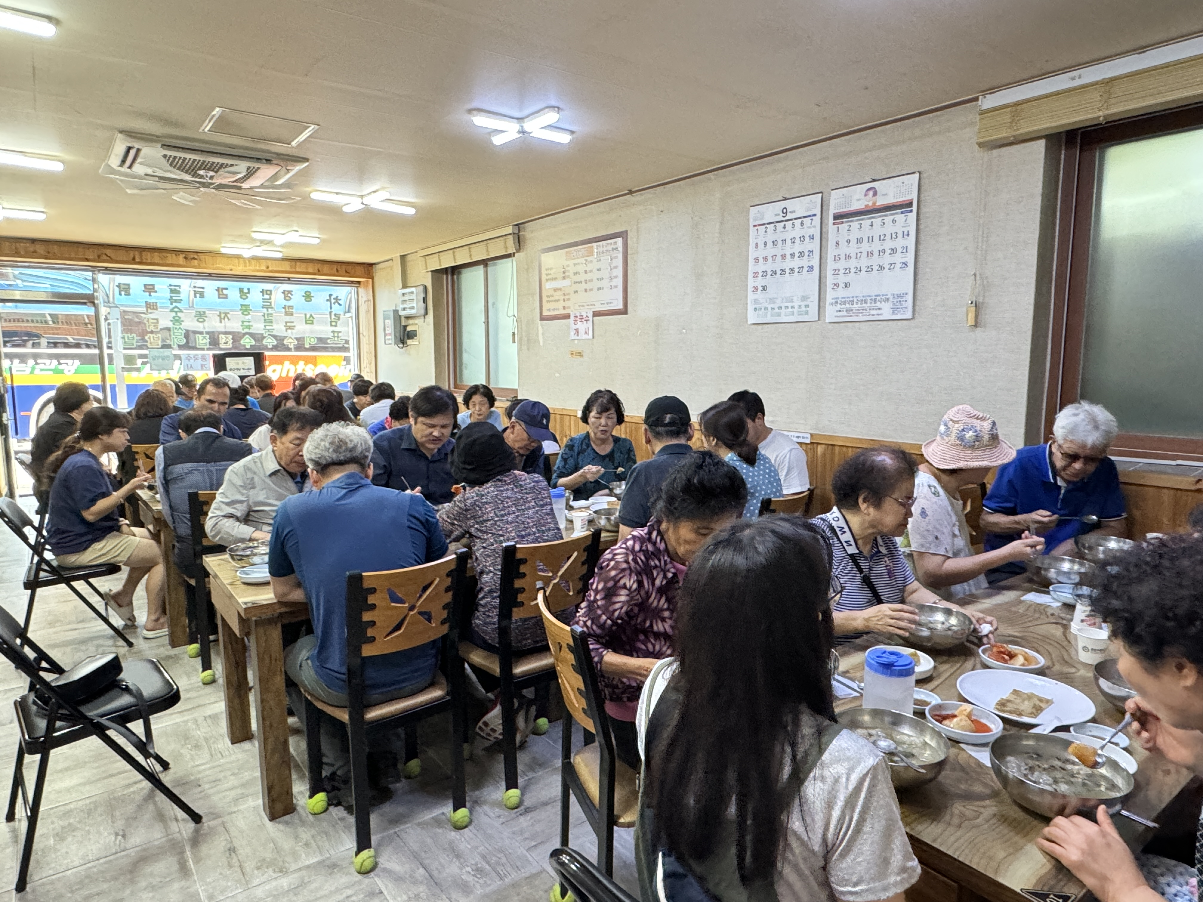 강릉 식당에서 감자옹심이와 감자전을 식사하고 있는 모습