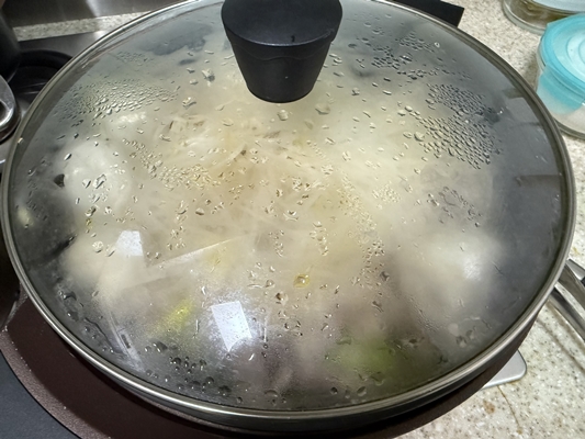 찜-요리에서-뚜껑을-덮고-찌는-이미지