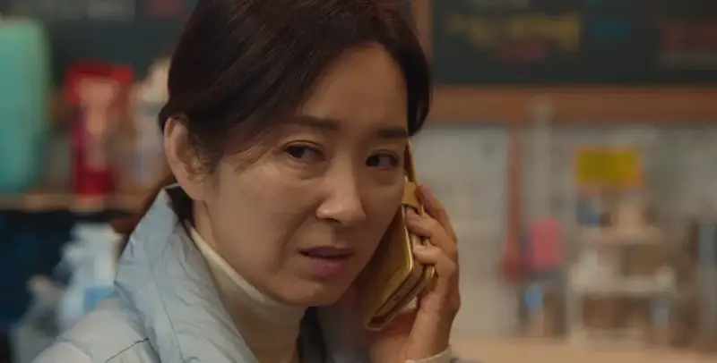 카페를 배경으로 한손에 핸드폰을 받으면서 심각한 표정을 짓고 있는 윤소연