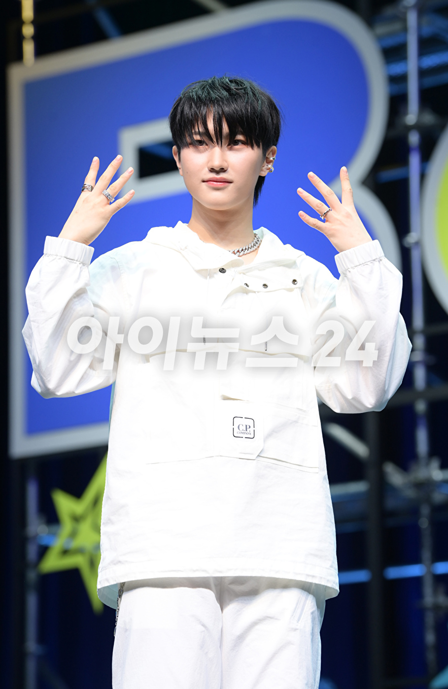 그룹 더뉴식스(TNX) 최태훈이 7일 오후 서울 한남동 블루스퀘어에서 열린 더뉴식스 세 번째 미니 앨범 '보이후드'(BOYHOOD) 미디어 쇼케이스에 참석하고 있다. [사진=정소희 기자]