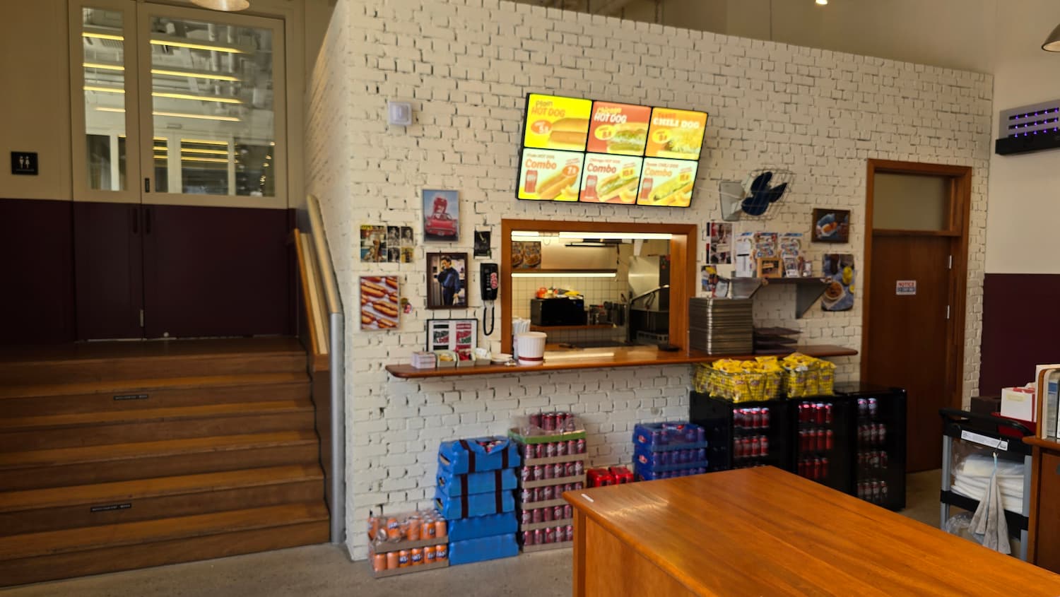 시몬스테라스 핫도그 만드는 주방 사진