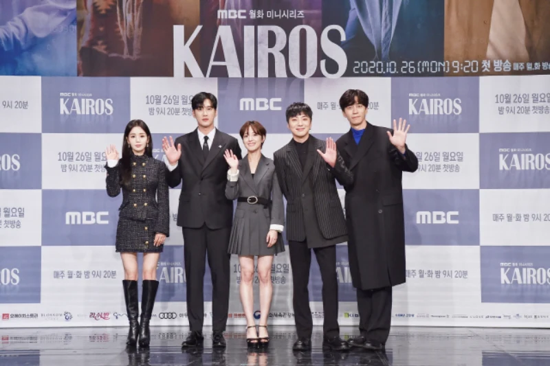 드라마 배우들과 함께 단체 샷을 찍고 있는 아담한 키의 이세영