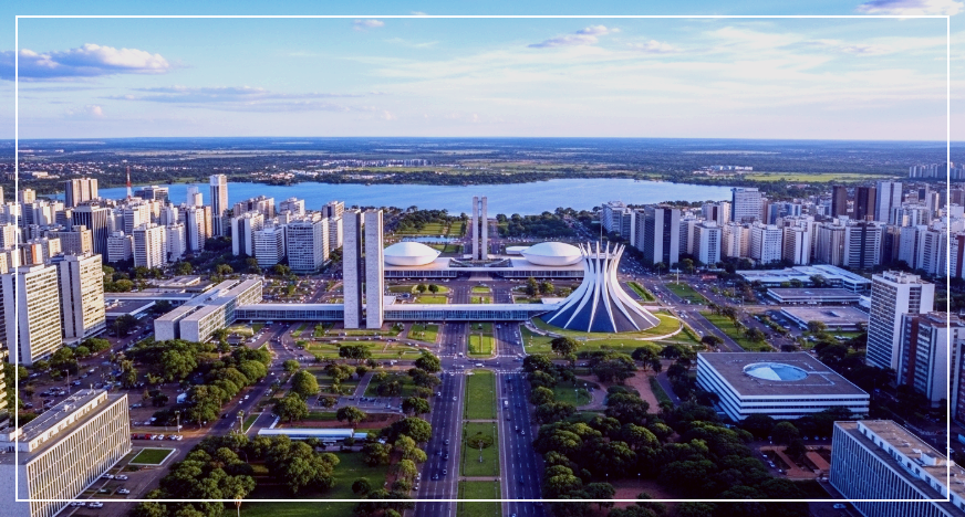 브라질리아의 녹지와 어우러진 세련된 건물들