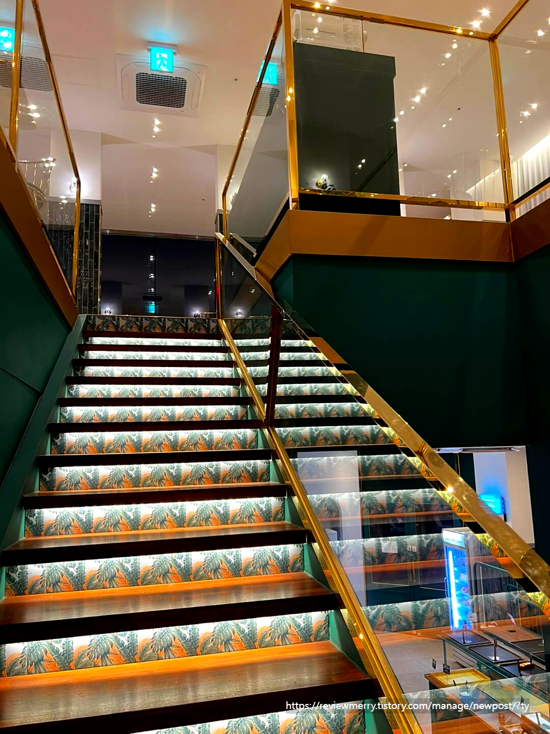 2층 올라가는 계단