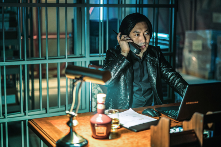 천본부장박명훈,검은옷을입고있다