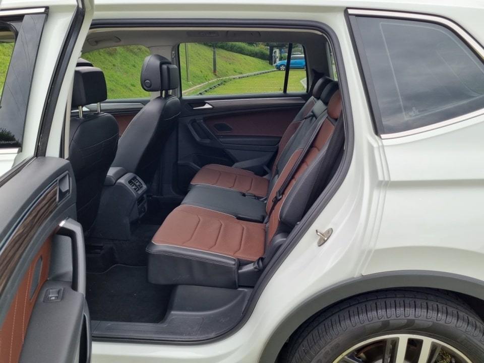 티구안 올스페이스의 2열을 살핀 모습입니다.