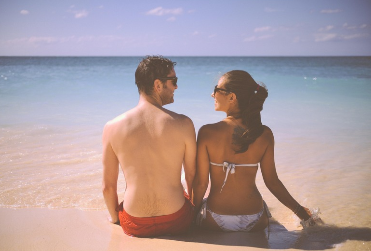 젊은 부부의 여유로운 모습