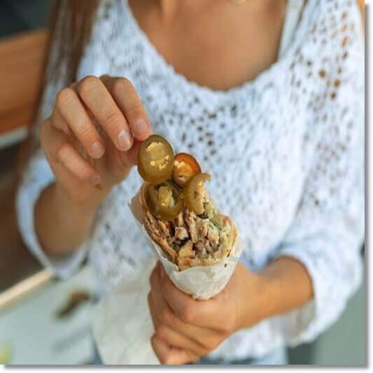 풋고추 심혈관 건강ㅡ 초절임 고추 먹는 여성