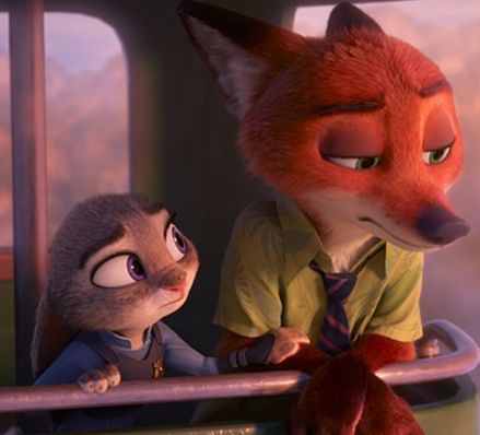 영화 속 주인공 캐릭터 두 명이 이야기 나누는 모습