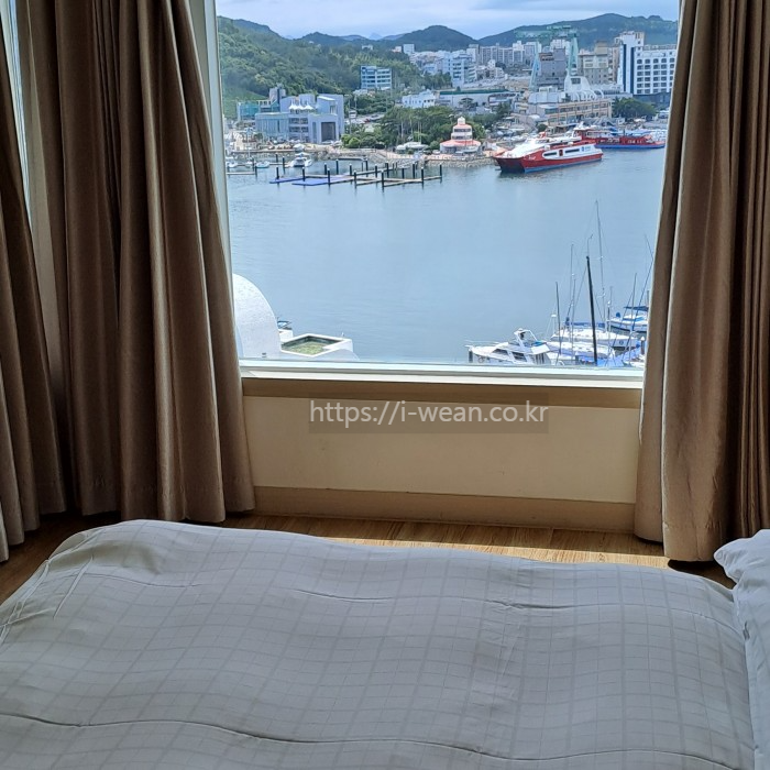 침대에서 항구가 보입니다.