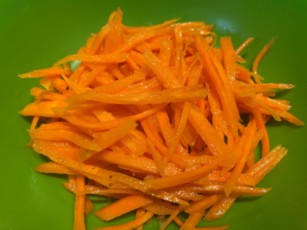 당근라페 김밥 만들기 재료 준비 - 당근라페 물기 제거 완료