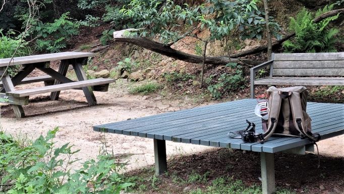 쉼터, 평상에 내려 놓은 본인 배낭,