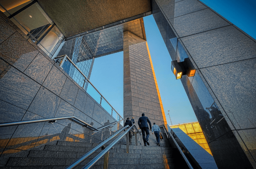 빌딩 사이에 출근하는 직장인들