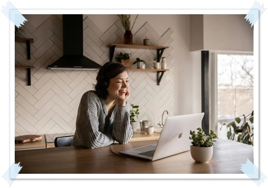 여자가-컴퓨터-앞에서-노트북을-하는-사진