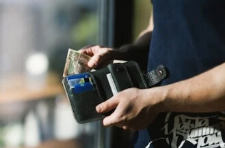 지갑-돈꺼내는-사람-이미지