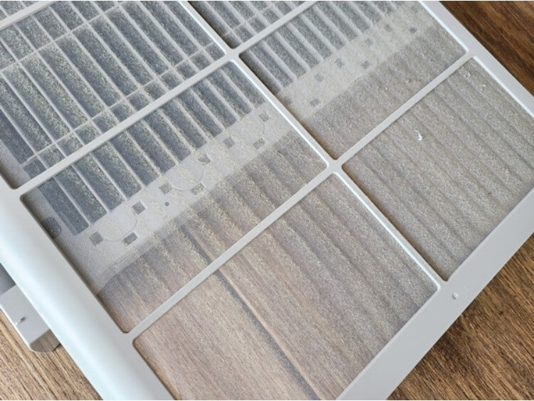 먼지가-가득-쌓인-먼지망-필터