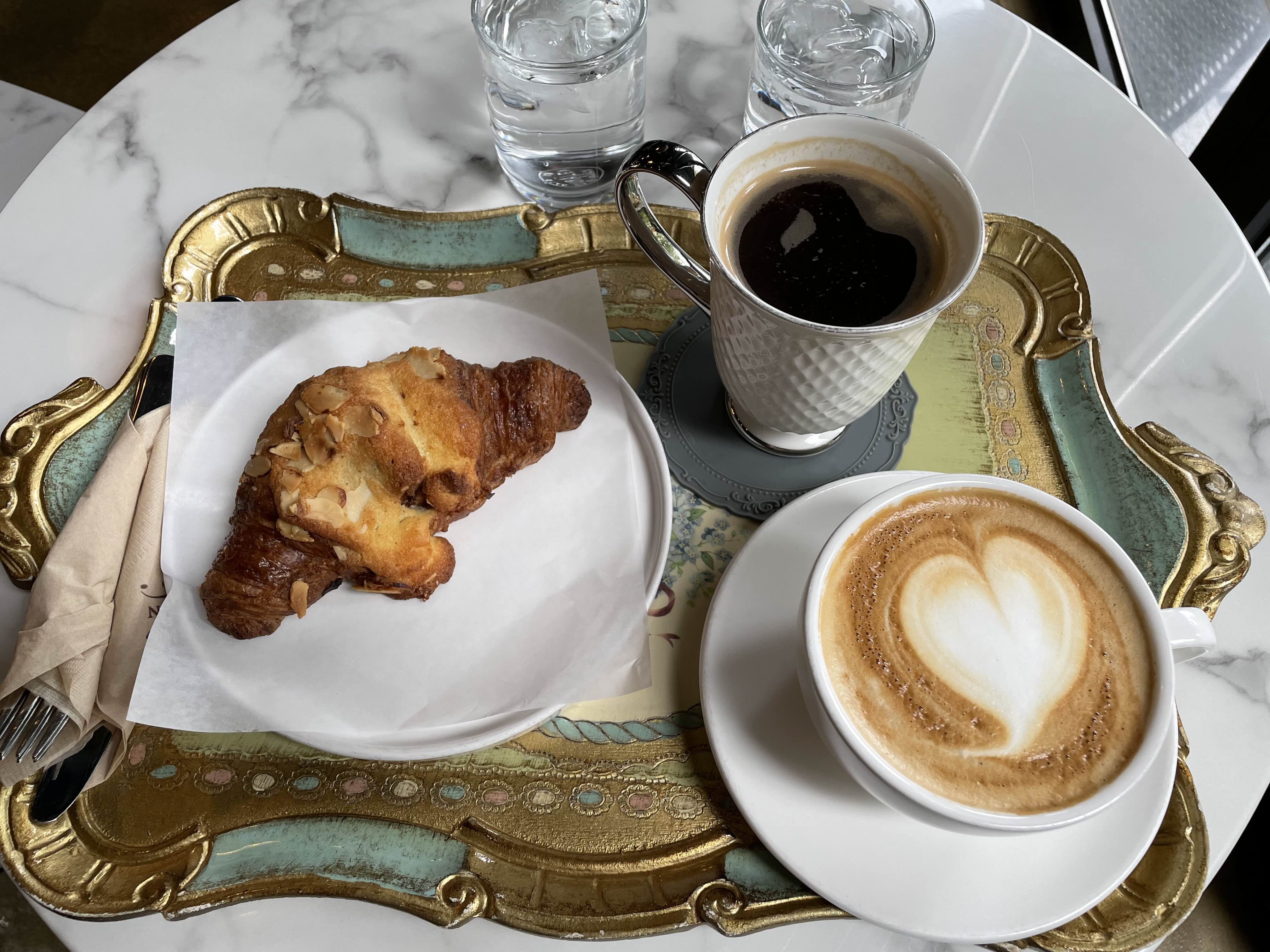 아메리카노, 카페라떼, 아몬드 크루아상