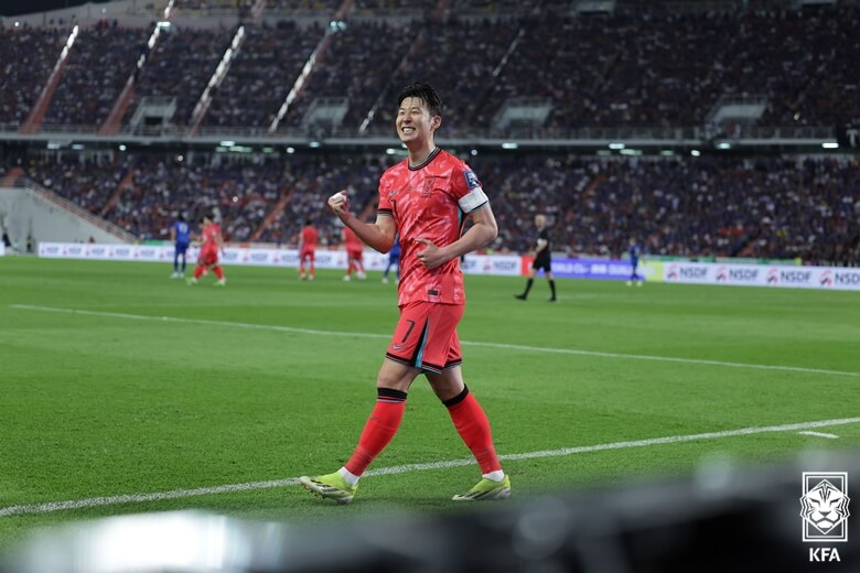 세레머니를 하는 손흥민 축구 선수